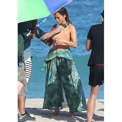 Jennifer Lopez zeigt Haut am Set