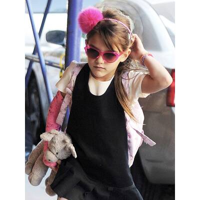 Suri Cruise mit rosa Gips