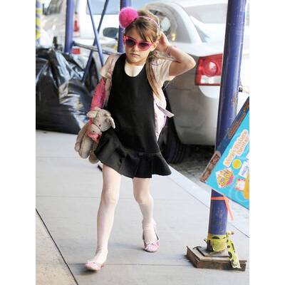 Suri Cruise mit rosa Gips