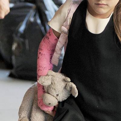 Suri Cruise mit rosa Gips