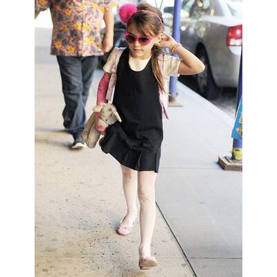 Suri Cruise mit rosa Gips