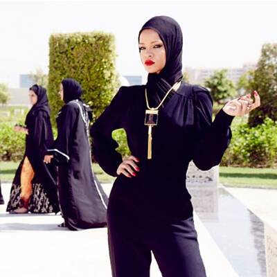 Rihanna fliegt in Abu Dhabi aus Moschee