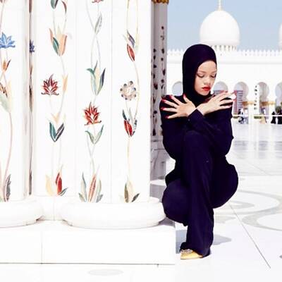 Rihanna fliegt in Abu Dhabi aus Moschee