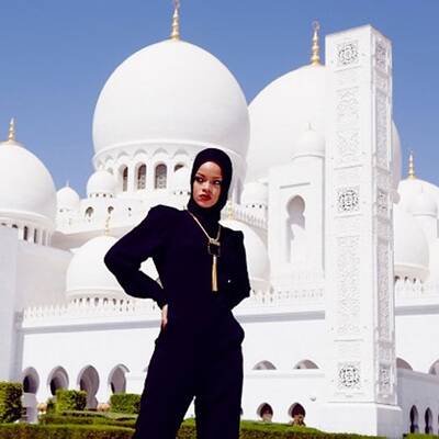 Rihanna fliegt in Abu Dhabi aus Moschee