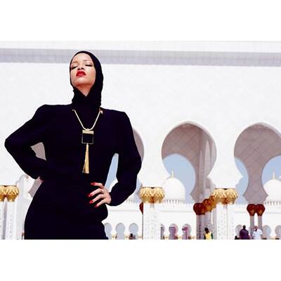 Rihanna fliegt in Abu Dhabi aus Moschee