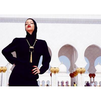 Rihanna fliegt in Abu Dhabi aus Moschee