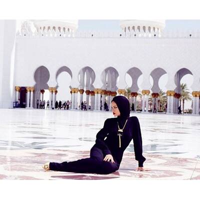 Rihanna fliegt in Abu Dhabi aus Moschee