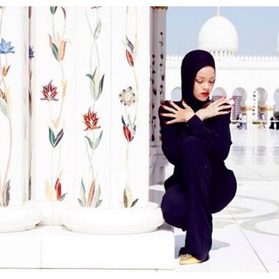 Rihanna fliegt in Abu Dhabi aus Moschee