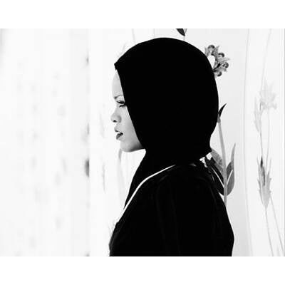 Rihanna fliegt in Abu Dhabi aus Moschee