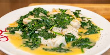 Skrei in Zitronen-Pfeffer-Butter mit jungem Blattspinat
