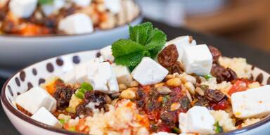 Couscoussalat mit Rosinen und Minze