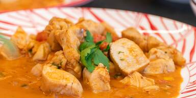 Erdnuss-H&auml;hnchen-Topf