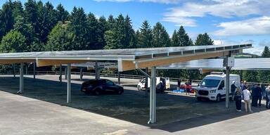 Neue Mega-Solar-Carports beim Eis-Greissler in Krumbach