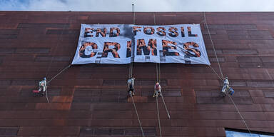 Klima-Aktivisten seilen sich an der WU ab