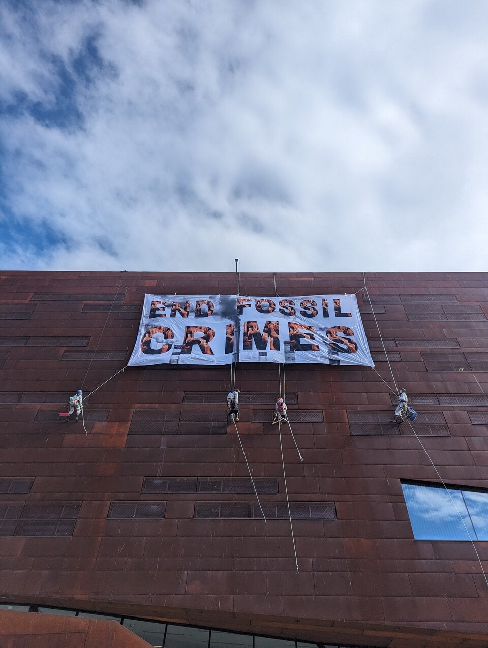 Klima-Aktivisten seilen sich an der WU ab