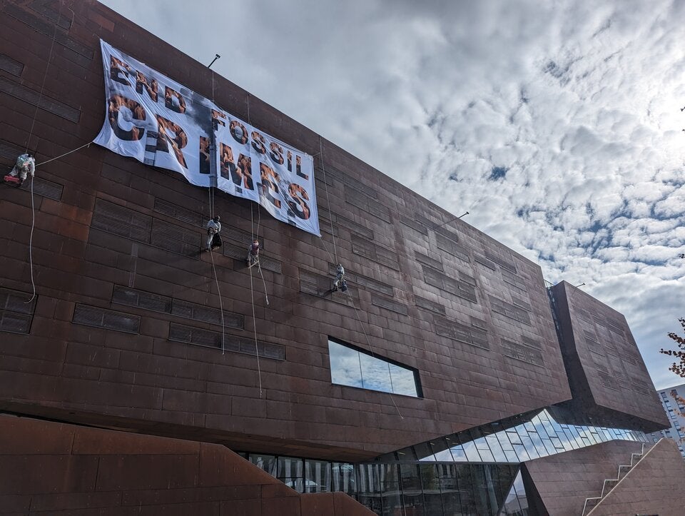 Klima-Aktivisten seilen sich an der WU ab