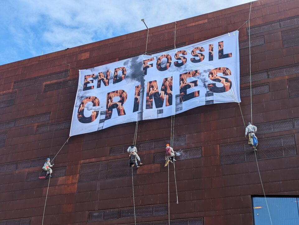 Klima-Aktivisten seilen sich an der WU ab