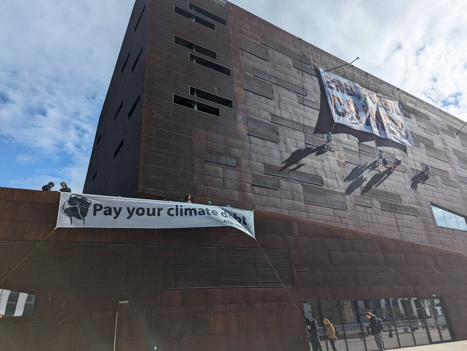 Klima-Aktivisten seilen sich an der WU ab