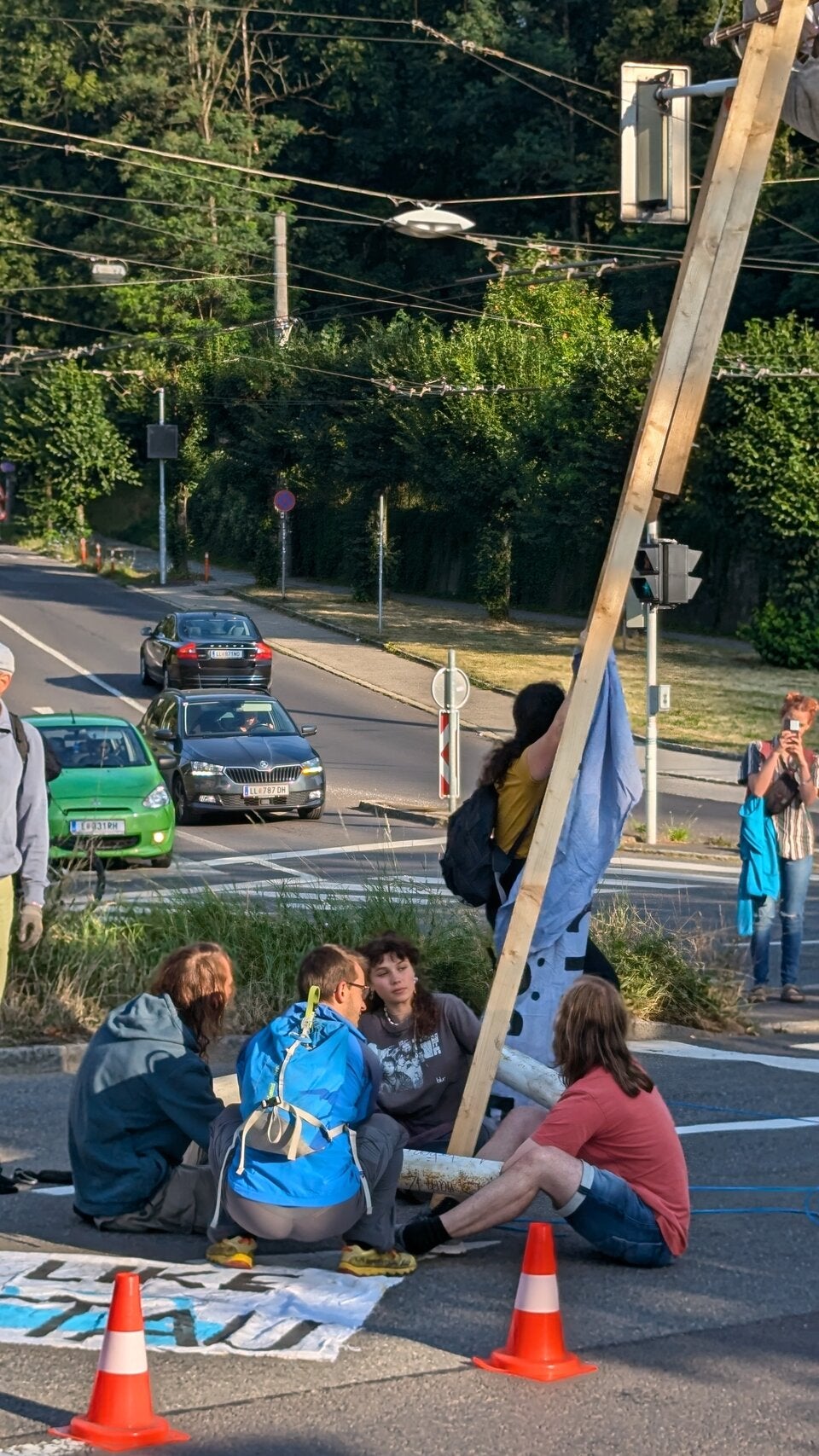 Klima-Aktivisten stören Verkehr mit Holzgerüst