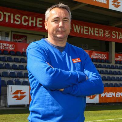 Pacult: 1. Auftritt als FAC-Coach