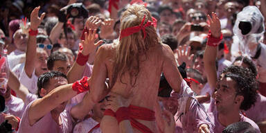 Grapsch-&Uuml;bergriffe bei wildem Stiertreiben