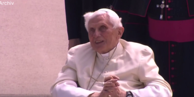 Papst bittet um Gebete für Benedikt XVIEr ist sehr krank.png