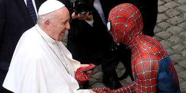 Papst sch&uuml;ttelt Spiderman die Hand