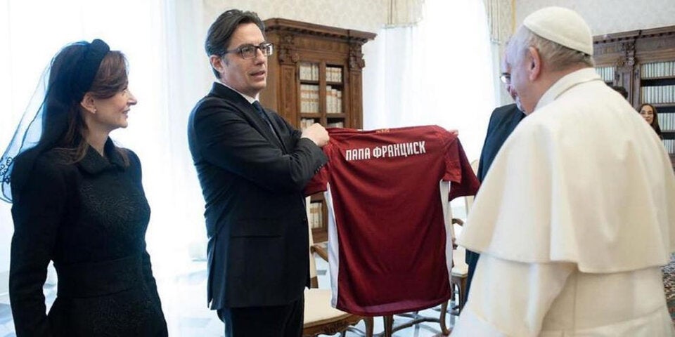 Der Papst bekommt von Nordmazedoniens Präsidenten ein EM-Trikot überreicht