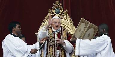 Papst spendet Segen "Urbi et Orbi"