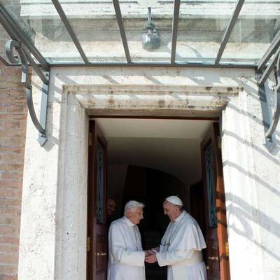 Franziskus und Ex-Papst Ratzinger jetzt im Vatikan