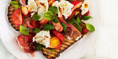 Paradeisersalat auf Bruschetta
