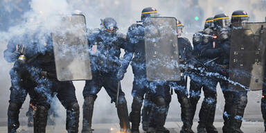 Schwere Krawalle erschüttern Paris