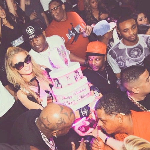 Paris Hilton feiert munter weiter!