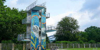 &Uuml;bergro&szlig;e Robbe der K&uuml;nstlerin "Noel Art" den Zehnmeterturm im Parkbad