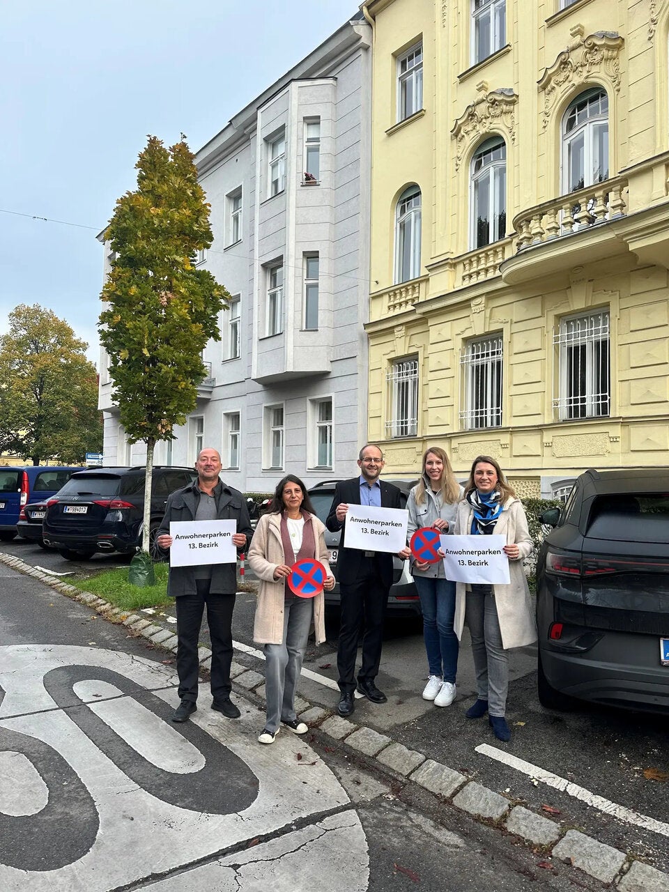 Georg Heinreichsberger (FPÖ), Alexandra Steiner (Grüne), Marcel Höckner (SPÖ), Katharina Kainz (Neos), Johanna Zinkl (ÖVP) begrüßen die Anwohnerparkplätze in Hietzing. 