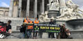 Klima-Kleber protestieren vor dem Parlament
