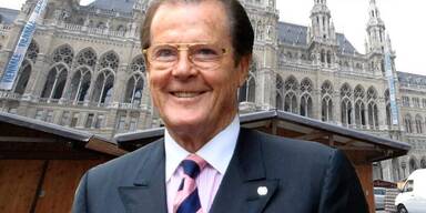 Roger Moore besucht den Wiener Christkindlmarkt