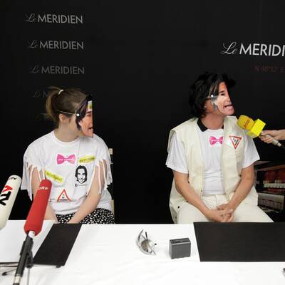 Maskenträger bei KHG-Pressekonferenz