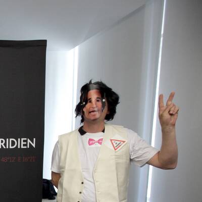 Maskenträger bei KHG-Pressekonferenz