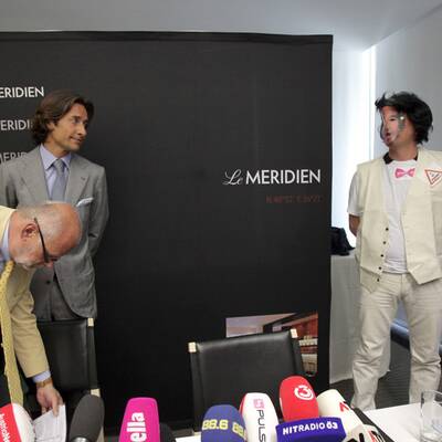 Maskenträger bei KHG-Pressekonferenz