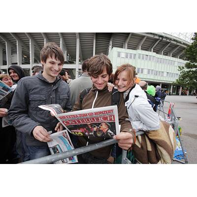 U2 in Wien: Fans stürmen das Ernst-Happel-Stadion