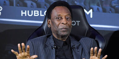 Pel&eacute; gr&uuml;&szlig;t mit Rad-Video aus Krankenhaus