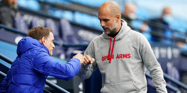 ManCity-Trainer Ppep Guardiola und Chelsea-Coach Thoams Tuchel geben sich die Corona-Faust