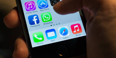 Per WhatsApp teilte Firma Mitarbeiter mit, dass er nach Krankenstand nicht mehr kommen darf