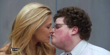 Bar Rafaeli küsst Computer-Nerd