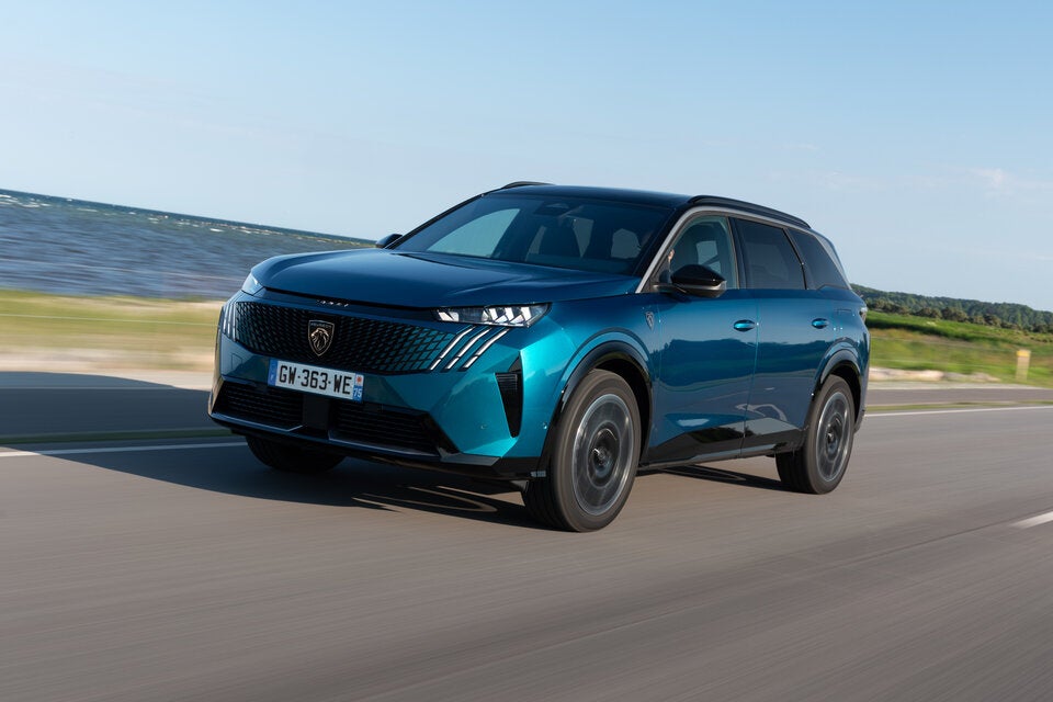 Auf der gestrecken Länge ist Raum für sieben Sitze. 