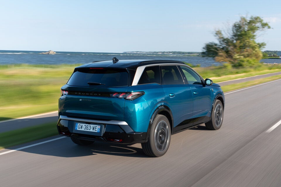 LxBxH: 4.791 x 1.895 x 1.694 mm, 2.901 mm Radstand. 