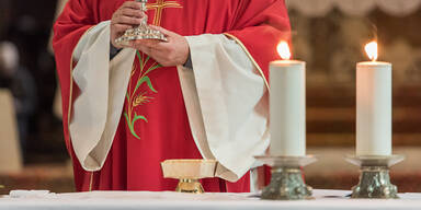 Pfarrer beim Feiern der Heiligen Messe