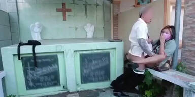 Sex auf Friedhof: Polizei jagt dieses Paar