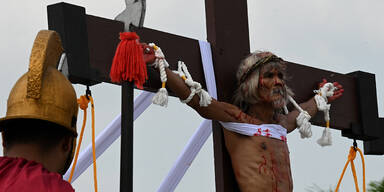 Gläubige lassen sich ans Kreuz nageln